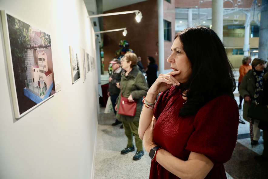 Inauguración exposición I Concurso de Fotografía antigua de Alcobendas, concejal viendo la exposición