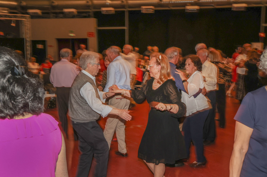 Baile especial de Navidad, personas mayores bailando