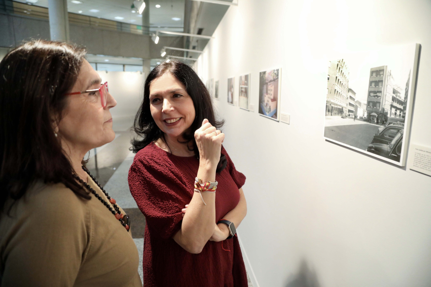 Inauguración exposición I Concurso de Fotografía antigua de Alcobendas, concejales viendo la exposición