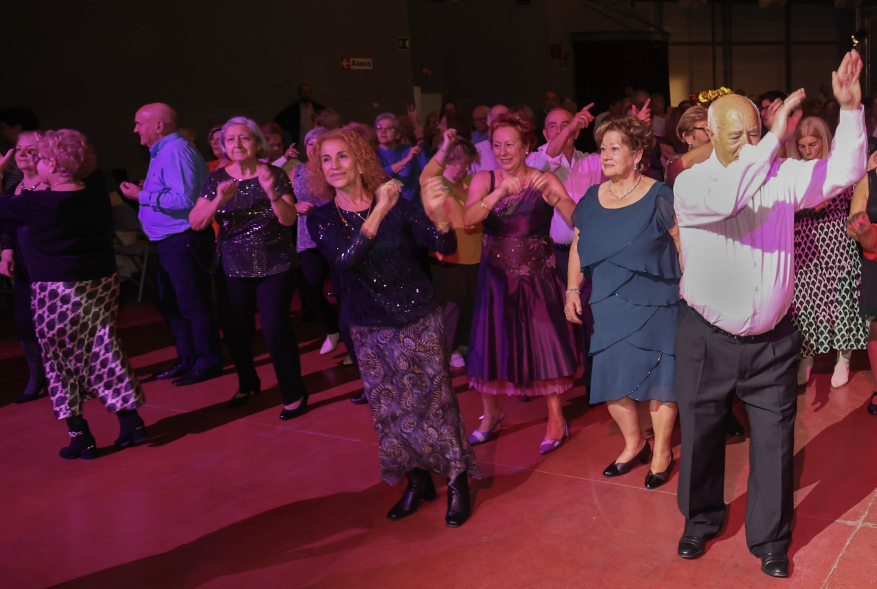 Baile especial de Navidad, personas mayores bailando