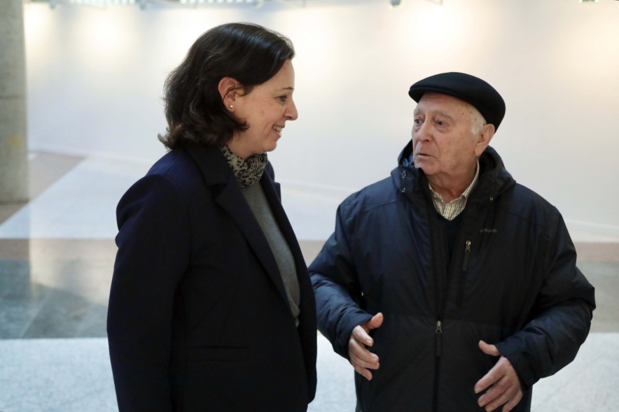 Inauguración exposición I Concurso de Fotografía antigua de Alcobendas, concejal charlando con señor