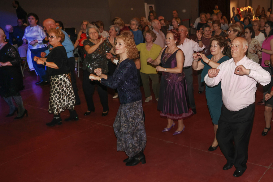 Baile especial de Navidad, personas mayores bailando