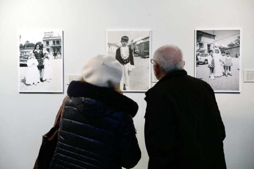 Inauguración exposición I Concurso de Fotografía antigua de Alcobendas, personas viendo la exposición