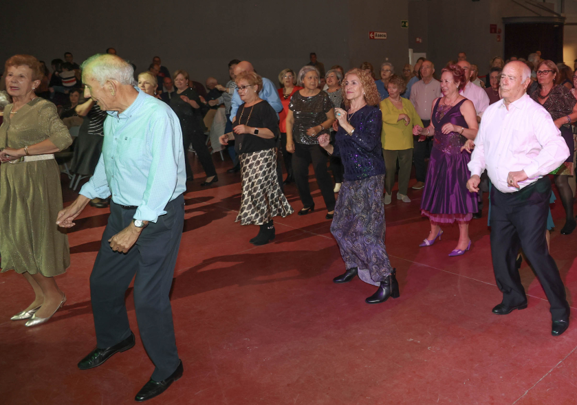 Baile especial de Navidad, personas mayores bailando