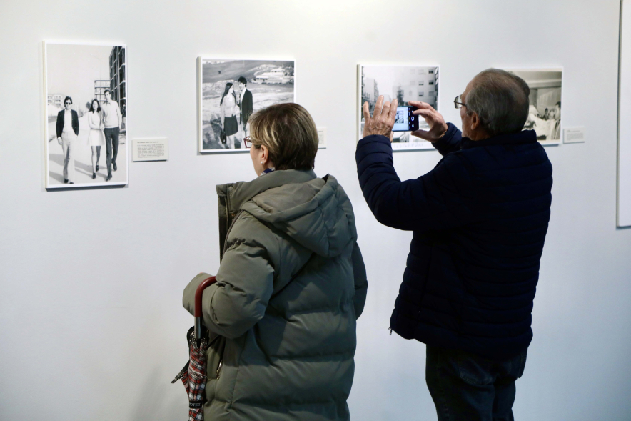 Inauguración exposición I Concurso de Fotografía antigua de Alcobendas, Inauguración exposición I Concurso de Fotografía antigua de Alcobendas, personas viendo la exposición viendo la exposición