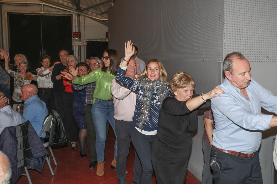 Baile especial de Navidad, alcaldesa, concejal y personas mayores bailando
