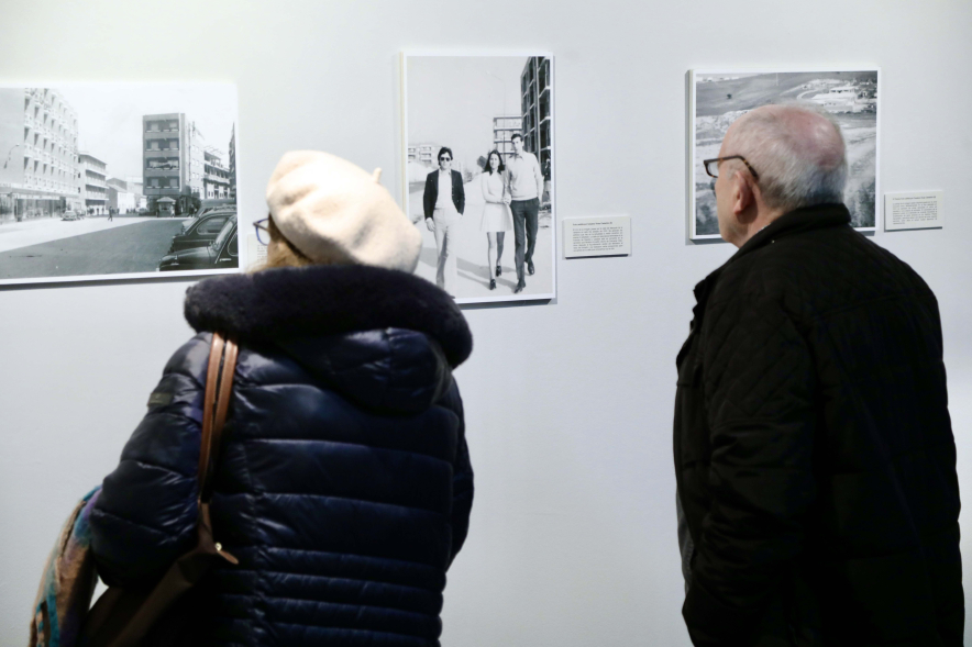 Inauguración exposición I Concurso de Fotografía antigua de Alcobendas, Inauguración exposición I Concurso de Fotografía antigua de Alcobendas, personas viendo la exposición viendo la exposición