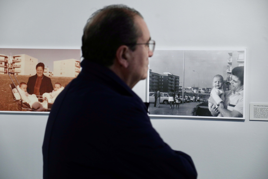 Inauguración exposición I Concurso de Fotografía antigua de Alcobendas, Inauguración exposición I Concurso de Fotografía antigua de Alcobendas, personas viendo la exposición viendo la exposición