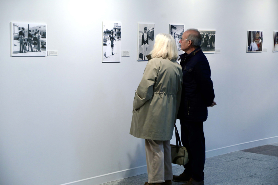 Inauguración exposición I Concurso de Fotografía antigua de Alcobendas, Inauguración exposición I Concurso de Fotografía antigua de Alcobendas, personas viendo la exposición viendo la exposición