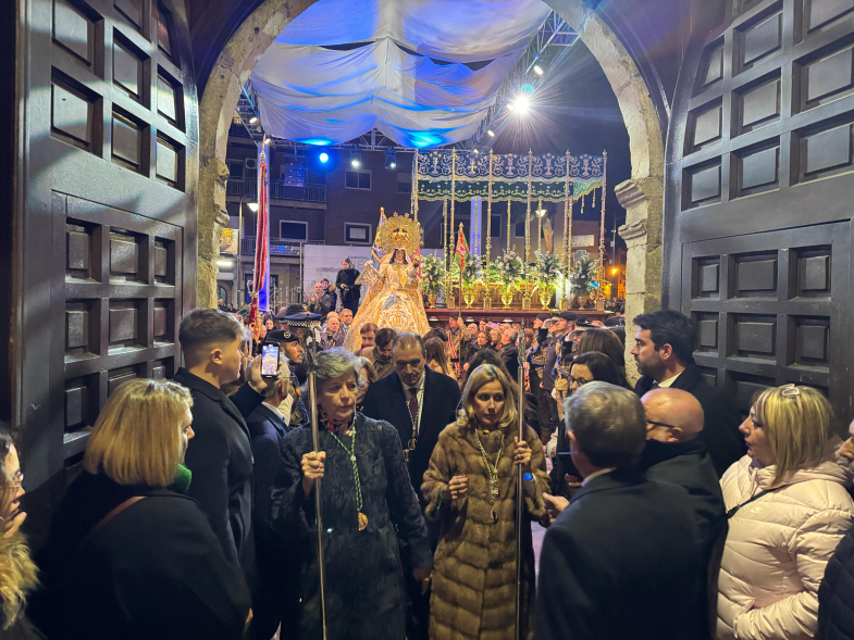Procesión de la Virgen de la Paz, alcaldesa entrando en la iglesia de San Pedro