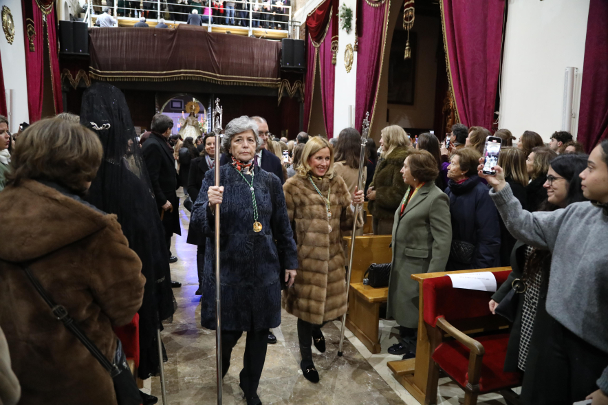 Procesión de la Virgen de la Paz, alcaldesa entrando en la iglesia de San Pedro