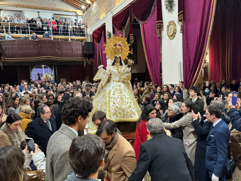 Procesión de la Virgen de la Paz, Virgen entrando en la iglesia de San Pedro