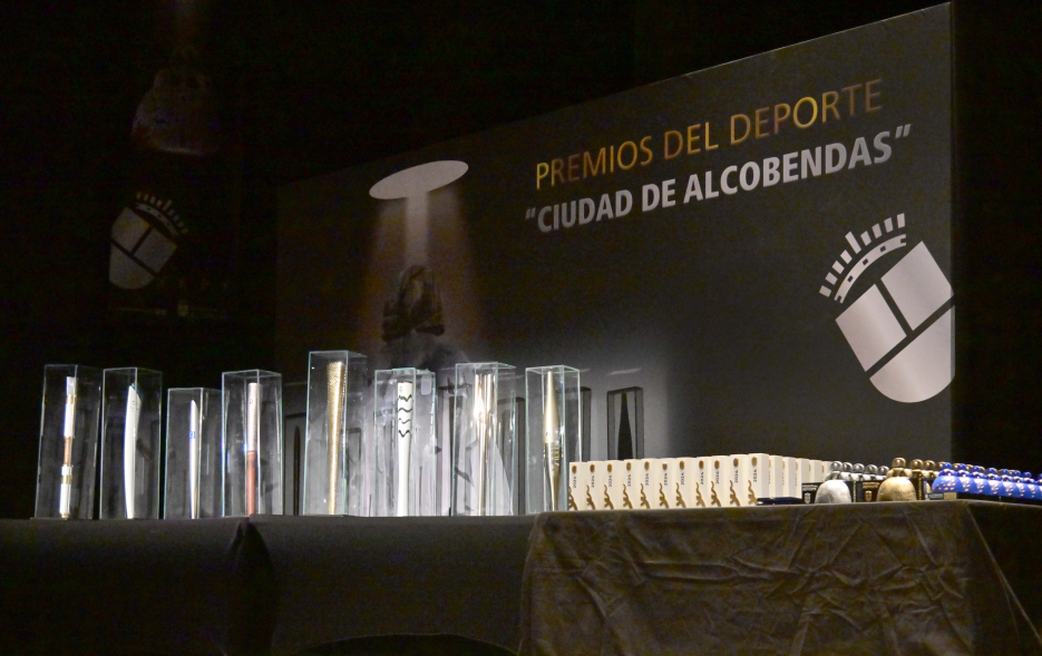 Gala del Deporte 2024, mesa con antorchas olímpicas y trofeos
