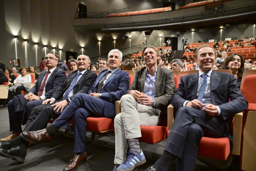Gala del Deporte 2024, concejal, autoridades y premiados sentados en patio de butacas