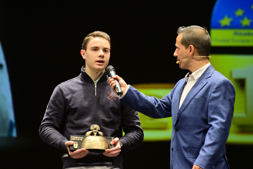 Gala del Deporte 2024, presentador preguntando a premiado