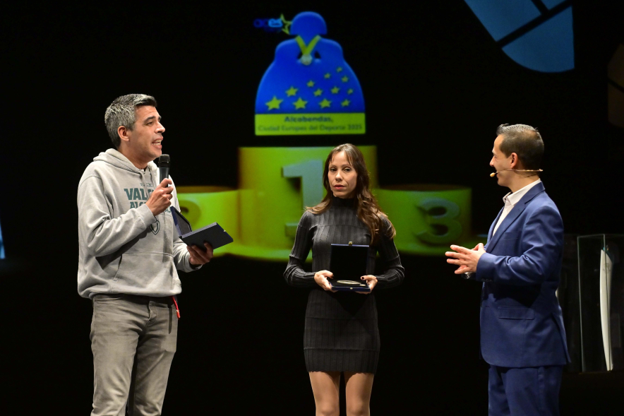 Gala del Deporte 2024, presentador entrevistando a premiados