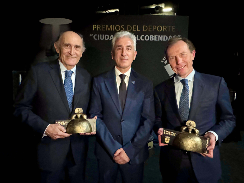 Gala del Deporte 2024, concejal posando con dos premiados