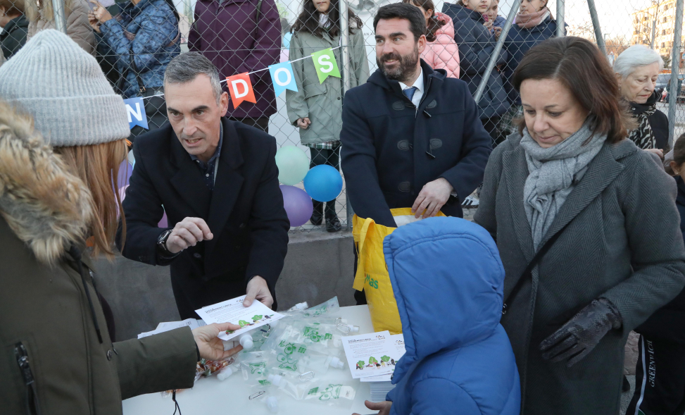 Fiesta de San Antón 2025, reparto botella pis de perro