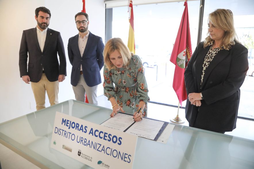Mejoras accesos, alcaldesa firmando carta de reclamación