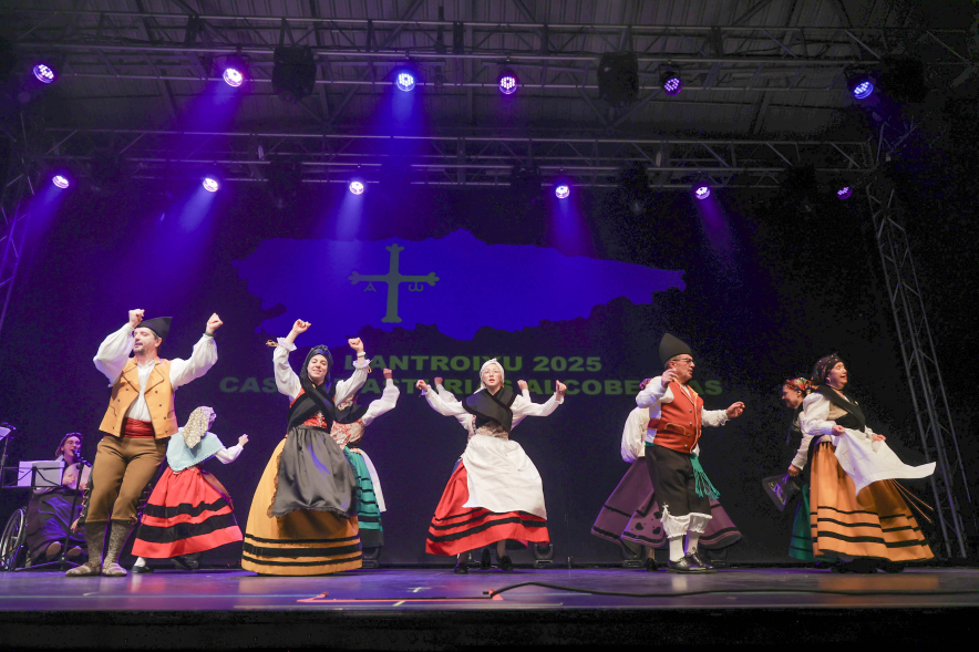 Fiesta del Antroxu, grupo de baile regional asturiano actuando