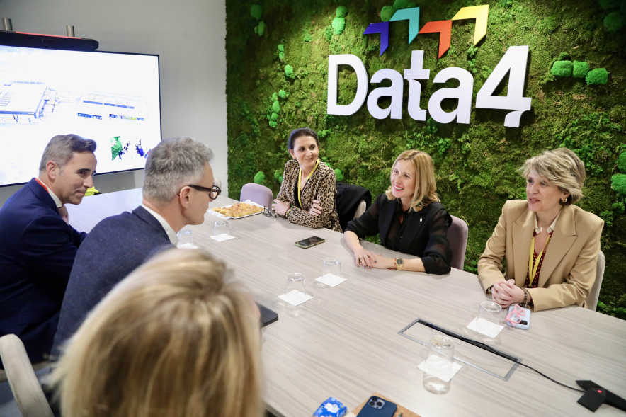 Visita a la empresa DATA4, asistentes en mesa de reunión