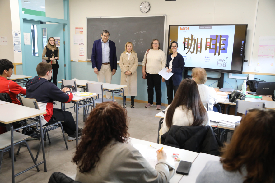 Visita a las aulas de la extensión de la Escuela Oficial de Idiomas, autoridades en interior aula
