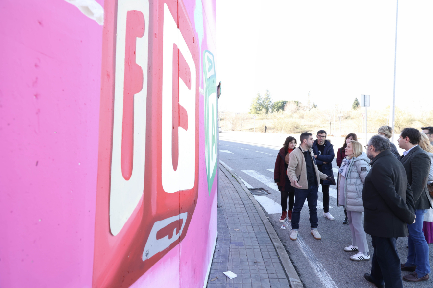 Inauguración mural de la infancia, alcaldesa y concejales observando el mural