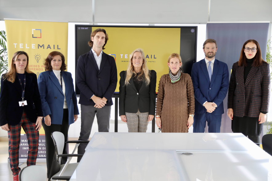 Visita a la empresa Tele Mail, consejera, fotografía de familia