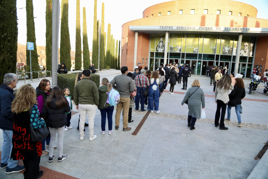 Sorteo de viviendas públicas, asistentes al sorteo esperando a entrar