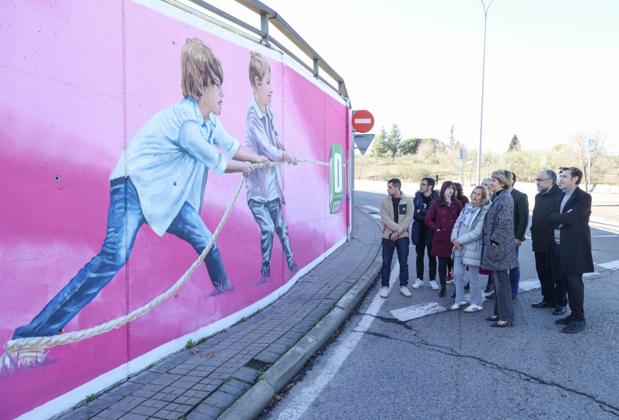 Inauguración mural de la infancia, alcaldesa y concejales observando el mural
