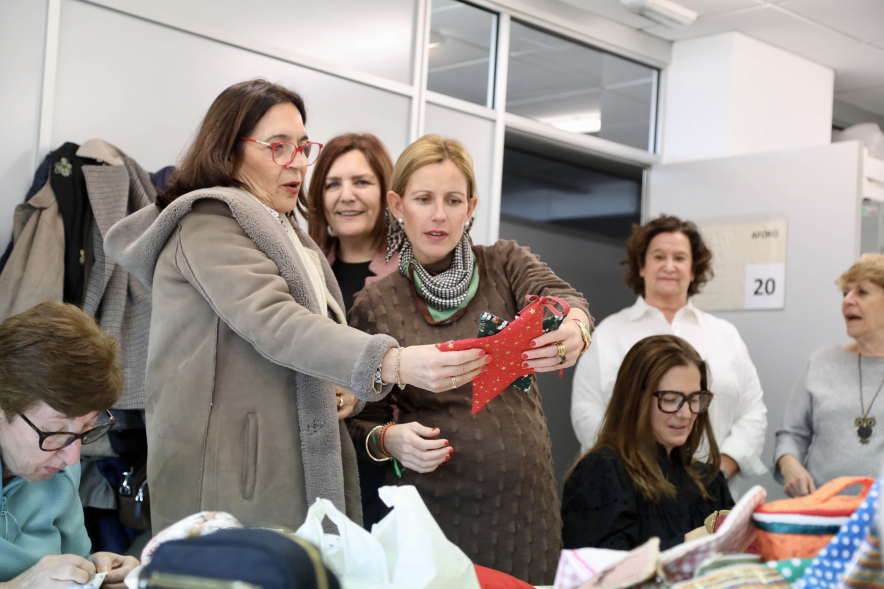Visita al taller de la Asociación de Artesanas de Alcobendas, alcaldesa y concejal hablando con las mujeres
