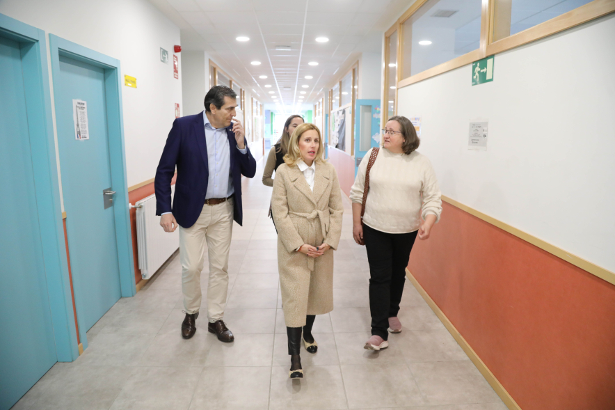 Visita a las aulas de la extensión de la Escuela Oficial de Idiomas, autoridades en interior instituto