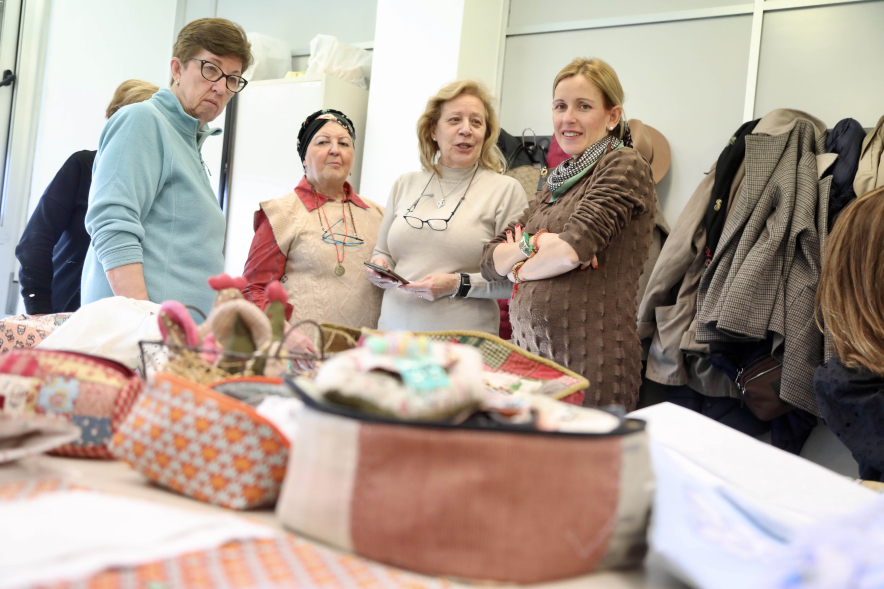 Visita al taller de la Asociación de Artesanas de Alcobendas, alcaldesa hablando con mujeres