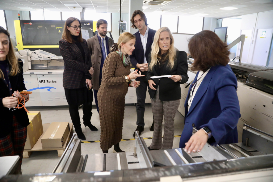 Visita a la empresa Tele Mail, consejera, alcaldesa y concejal visitando las instalaciones