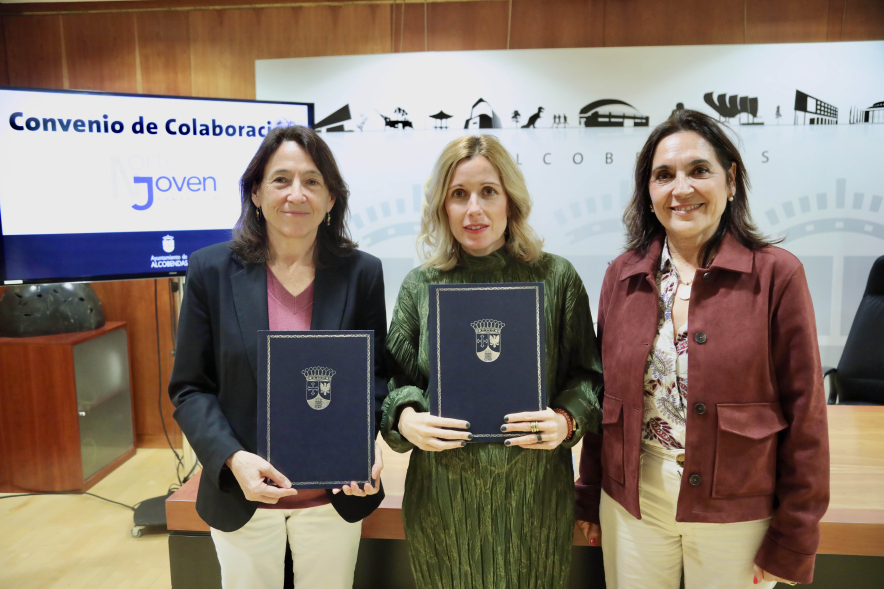 Firma de convenio con la asociación Norte Joven, posado mostrando convenio