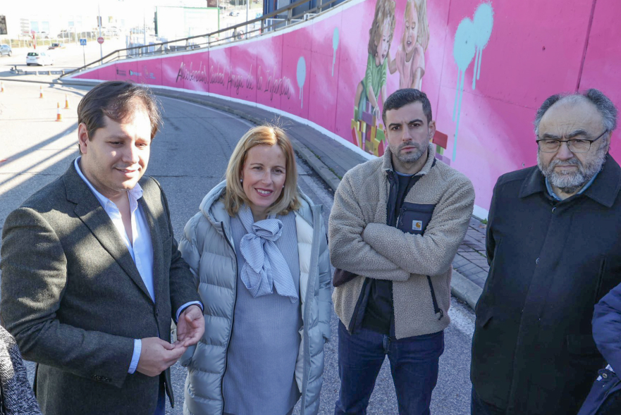 Inauguración mural de la infancia, alcaldesa, concejal y autor conversando
