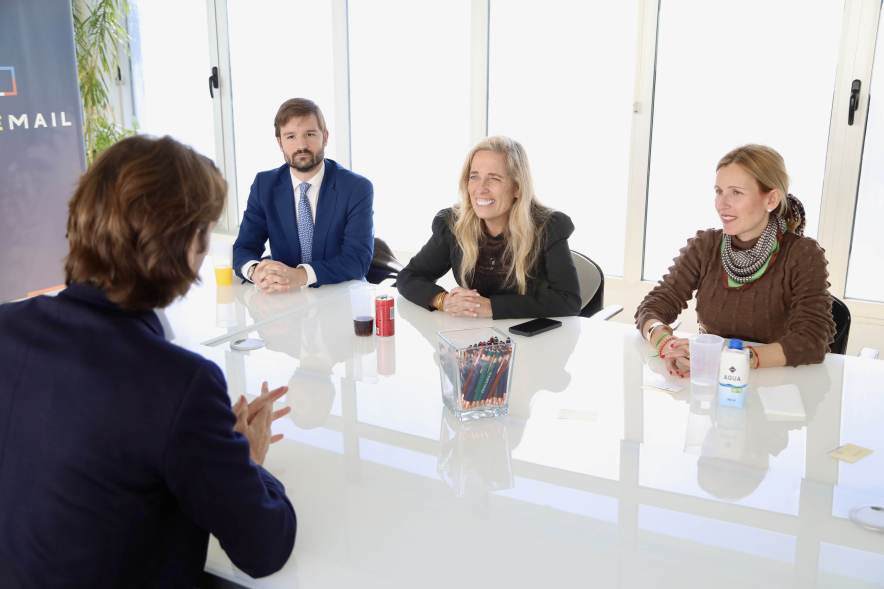 Visita a la empresa Tele Mail, consejera, alcaldesa y concejal reunidas con miembros de la empresa