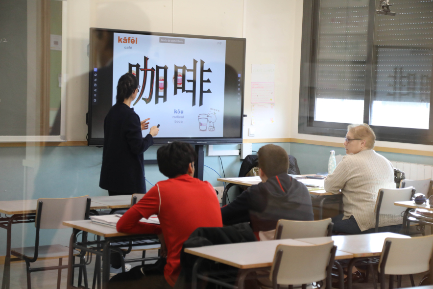 Visita a las aulas de la extensión de la Escuela Oficial de Idiomas, clase en interior de un aula