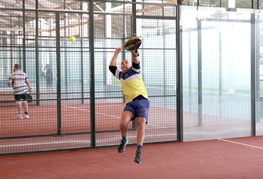 IV Torneo de Pádel Benéfico, jugador en partido