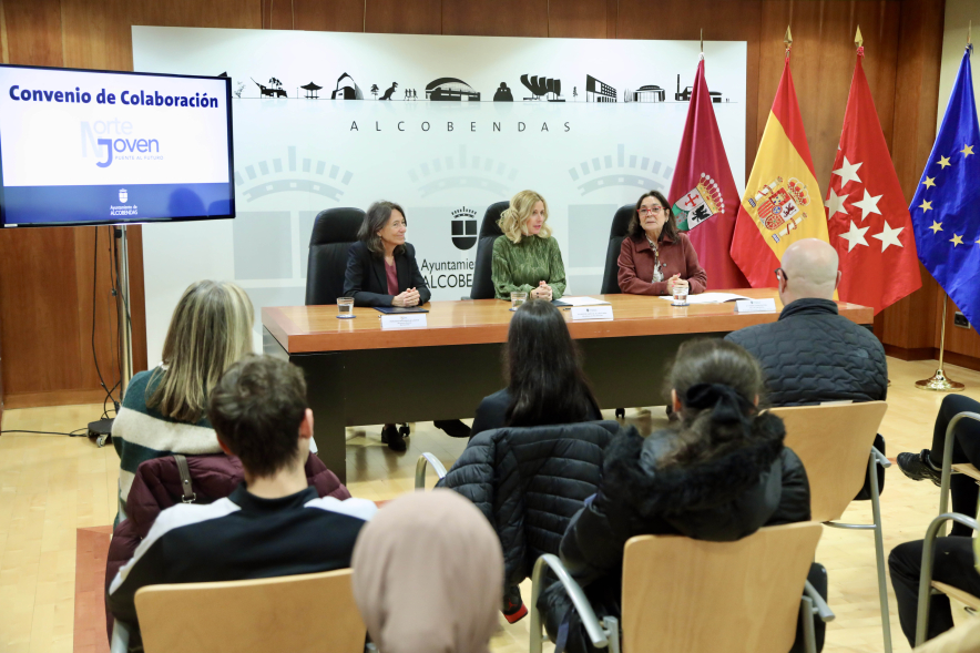 Firma de convenio con la asociación Norte Joven, vista mesa de firma y asistentes