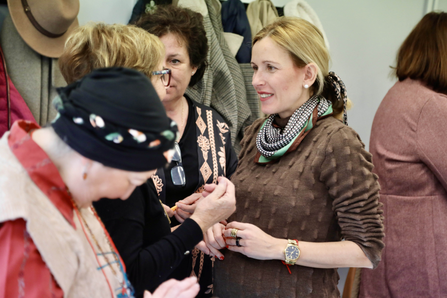 Visita al taller de la Asociación de Artesanas de Alcobendas, alcaldesa hablando con mujeres