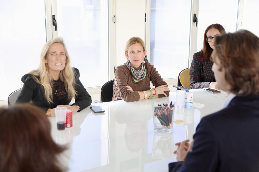 Visita a la empresa Tele Mail, consejera, alcaldesa y concejal reunidas con miembros de la empresa