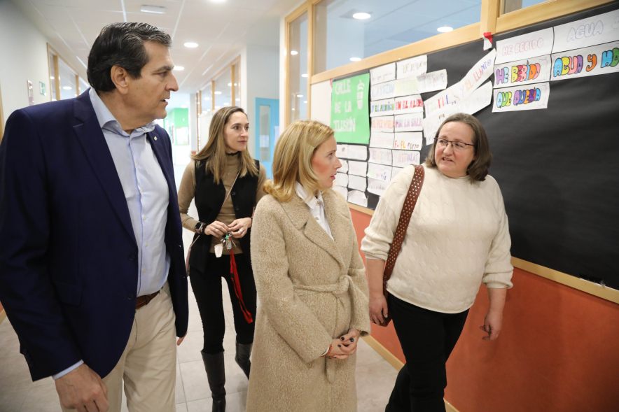 Visita a las aulas de la extensión de la Escuela Oficial de Idiomas, autoridades en interior instituto