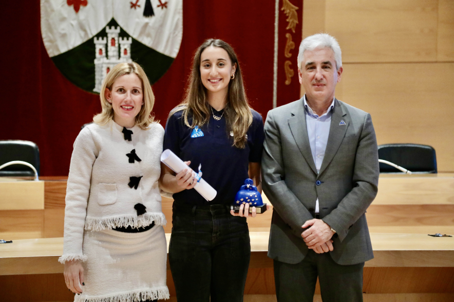 Entrega de becas a los deportistas de Alcobendas, posado alcaldesa, concejal y deportista becada