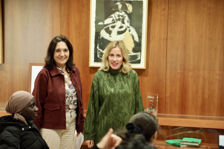 Firma de convenio con la asociación Norte Joven, alcaldesa y concejal entre los asistentes