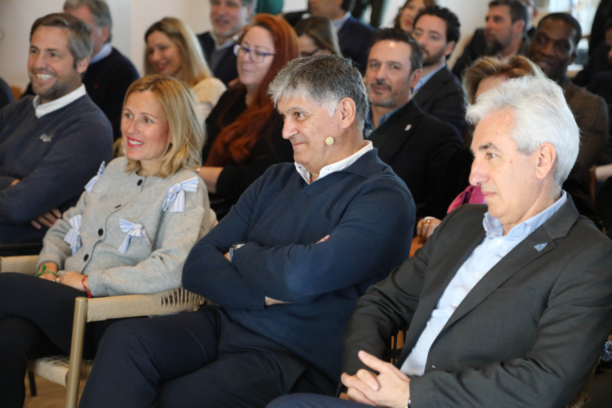 Presentación de La Vida Pádel Business Hub, alcaldesa y concejal sentados entre los asistentes