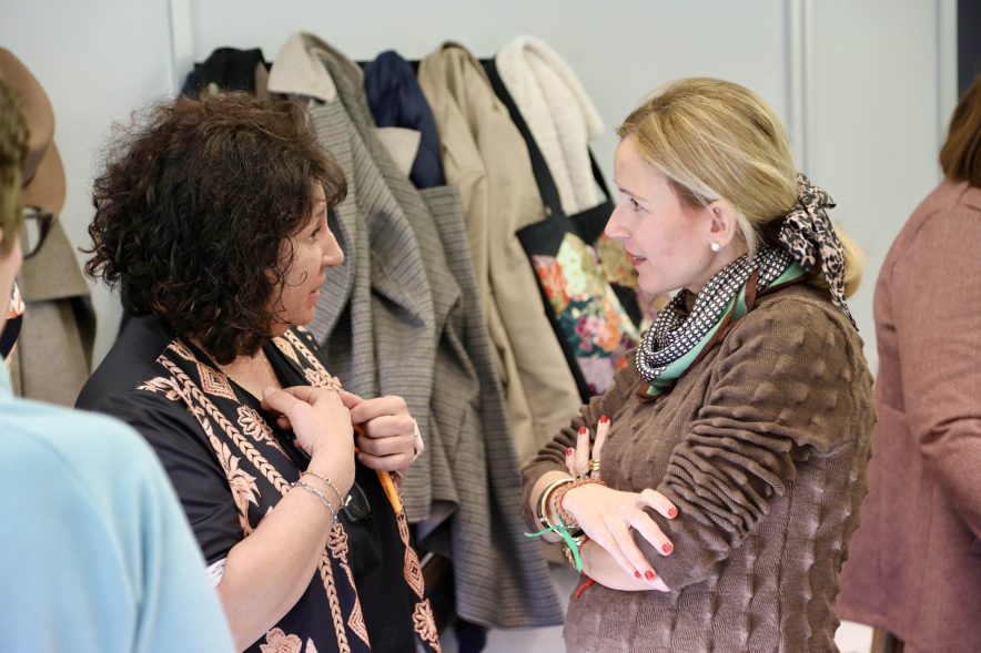 Visita al taller de la Asociación de Artesanas de Alcobendas, alcaldesa hablando con mujeres