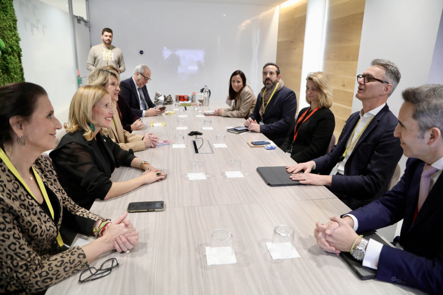Visita a la empresa DATA4, mesa de reunión