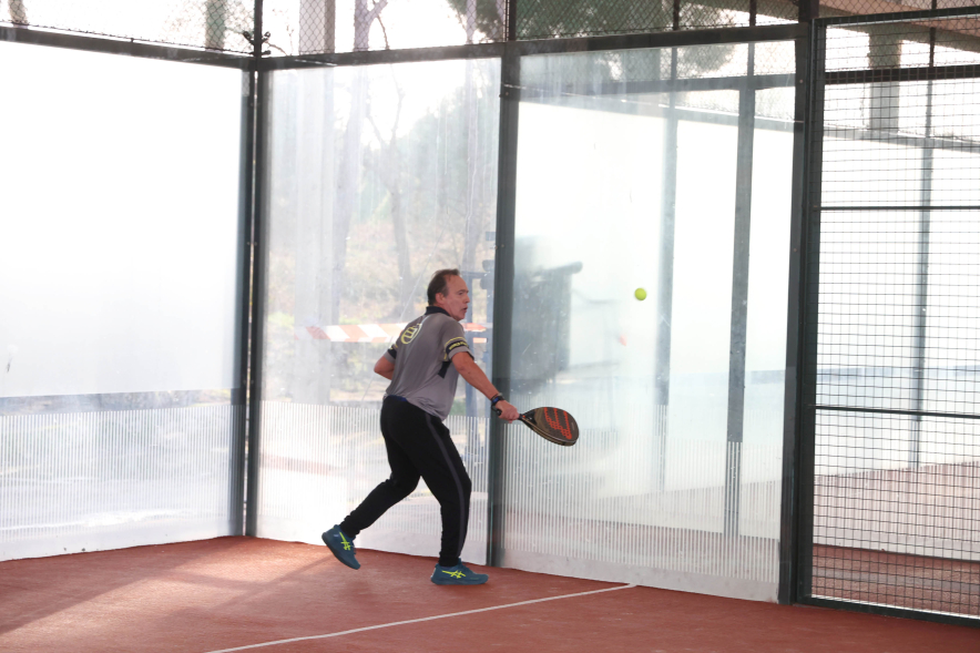 IV Torneo de Pádel Benéfico, jugador en partido