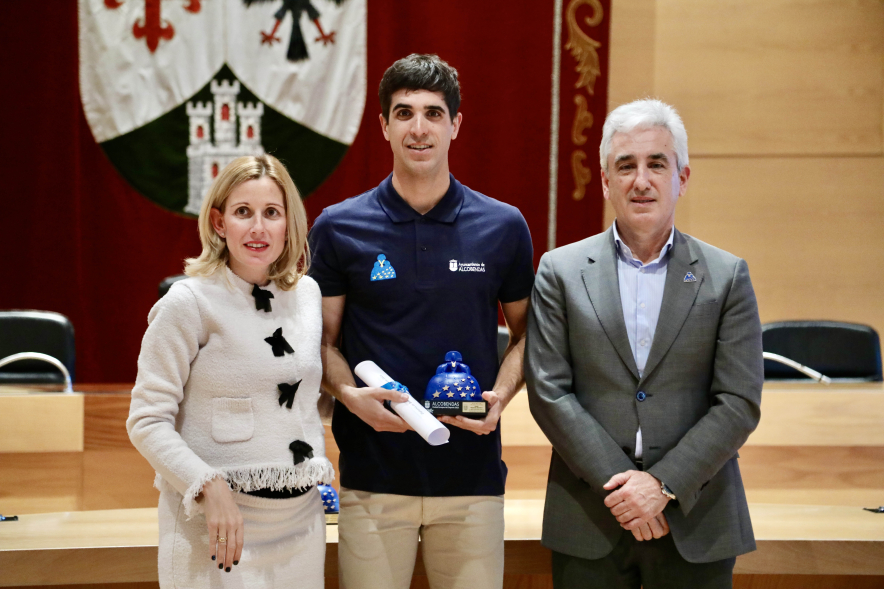 Entrega de becas a los deportistas de Alcobendas, posado alcaldesa, concejal y deportista becado